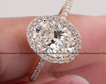 Anello di fidanzamento con moissanite taglio ovale e pavé in oro giallo 18 carati. Anello da sposa classico ed elegante, fatto a mano, regalo di anniversario per lei.