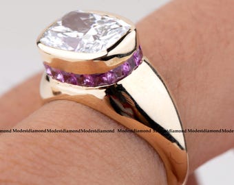 Anillo de compromiso con engaste de moissanita talla cojín en oro amarillo. Elegante anillo con gema rosa talla princesa y halo oculto. Regalo de boda único para ella.