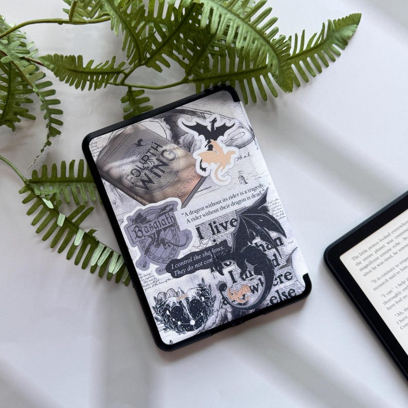 Pu&ograve; includere: Custodia Kindle in bianco e nero con un design a collage. Presenta adesivi a tema drago e il testo "FOURTH WING". Il design include citazioni e illustrazioni.