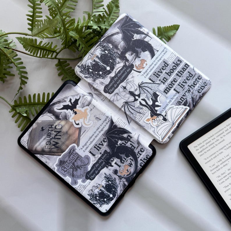 Pu&ograve; includere: Due custodie per e-reader in bianco e nero con disegni di draghi e testo. Una custodia &egrave; aperta, rivelando lo schermo dell'e-reader. Le custodie presentano illustrazioni di draghi, testo ed elementi decorativi. Il testo include frasi come "I lived in books" e "Fourth Wing."