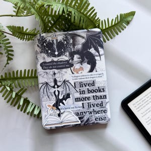 Pu&ograve; includere: Una copertina di libro in bianco e nero con illustrazioni di draghi e celesti. Il testo include "Io controllo le ombre. Non mi controllano." e "Ho vissuto nei libri pi&ugrave; di quanto abbia vissuto altrove."