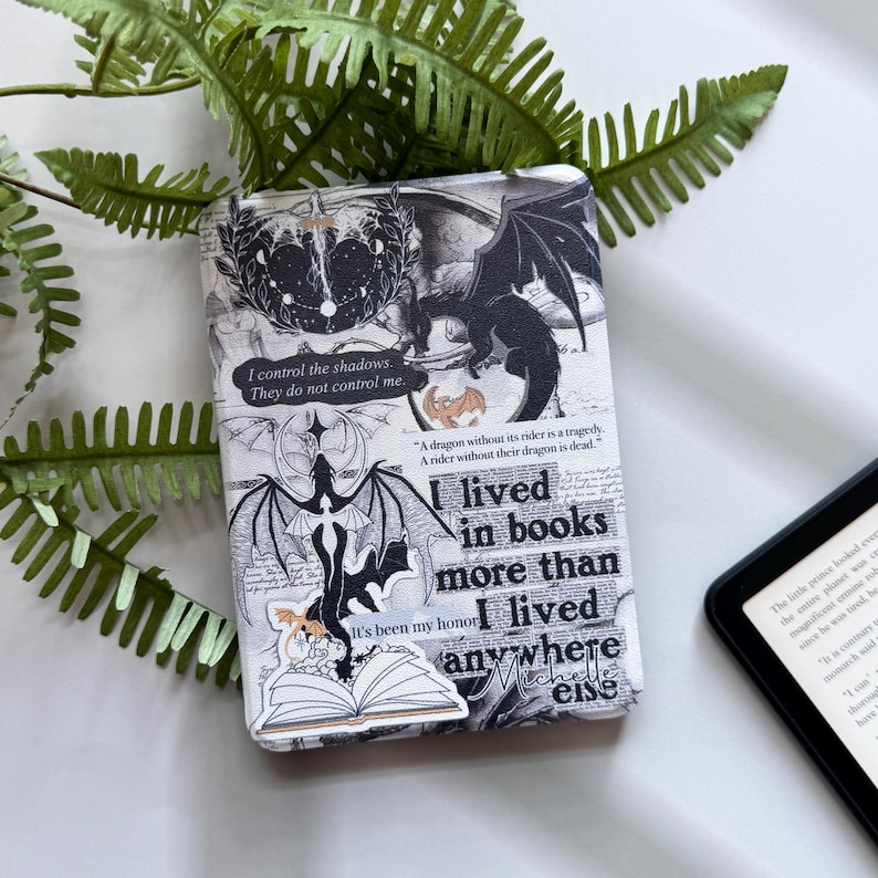 Pu&ograve; includere: Una copertina di libro in bianco e nero con illustrazioni di draghi e celesti. Il testo include "Io controllo le ombre. Non mi controllano." e "Ho vissuto nei libri pi&ugrave; di quanto abbia vissuto altrove."