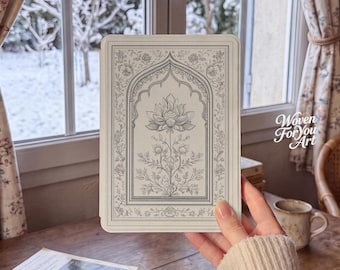 Könnte beinhalten: Eine rechteckige Tablethülle mit hellbeigem Hintergrund und einer detaillierten grauen Strichzeichnung einer zentralen Lotusblüte in einem Bogenrahmen, umgeben von filigranen floralen Bordüren und dem Schriftzug Woven For You Art.