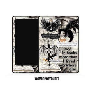 Peut inclure: Une couverture de livre en noir et blanc avec des graphiques de dragon et de livre. La couverture présente le texte "Je contrôle les ombres. Elles ne me contrôlent pas." et "J'ai vécu dans les livres plus que n'importe où ailleurs."