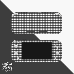 Può includere: Una skin per console di gioco portatile con un motivo a quadretti vichy bianco e nero. La skin copre la parte anteriore e posteriore del dispositivo, inclusi i pulsanti e i joystick. Il testo Woven For You Art è visibile nell'angolo.