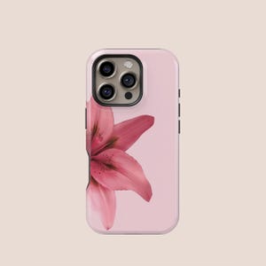 Op de afbeelding: Roze telefoonhoesje met een levendig roze leliebloemontwerp. De bloem is realistisch weergegeven, met gedetailleerde bloemblaadjes en een vleugje bruin in het midden. De hoes heeft een gladde afwerking en een camera-uitsparing.