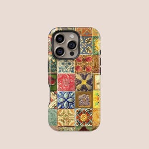 Puede incluir: Una funda de teléfono con un diseño de patchwork de azulejos coloridos y estampados. Los azulejos muestran varios motivos florales y geométricos en tonos rojos, azules, amarillos y verdes. La funda tiene un acabado brillante y un recorte para la cámara.