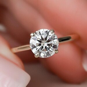 Anello di fidanzamento con moissanite taglio rotondo classico, anello solitario in oro 14 carati, anello di proposta con alone nascosto, gioielli da sposa senza tempo