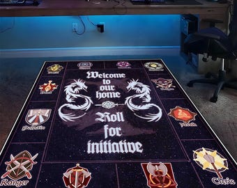 Op de afbeelding: Een rechthoekige, donkerpaarse gamingmat met witte tekst die luidt "Welcome to our home" en "Roll for initiative". De mat heeft draken- en klasse-iconen langs de randen, perfect voor tabletop-rollenspellen.