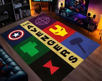 Może przedstawiać: Prostokątny dywan z logo i symbolami Avengers. Dywan ma kolorowy wzór ze słowami "THE AVENGERS" w kolorze czarnym na żółtym pasku. Symbole to tarcza Kapitana Ameryki, maska Iron Mana i młot Thora.