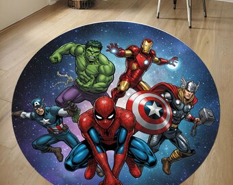 Może przedstawiać: Okrągły dywan z żywą ilustracją kilku superbohaterów Marvela. Projekt obejmuje Kapitana Amerykę, Spider-Mana, Hulka, Iron Mana i Thora na tle gwiezdnego nieba. Dywan jest prawdopodobnie wykonany z miękkiego, trwałego materiału.
