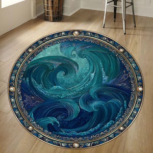 Pode incluir: Tapete redondo com um design estilizado de ondas oceânicas em tons de azul e turquesa. O tapete tem uma borda decorativa com detalhes dourados e adornos perolados. Está colocado sobre um chão de madeira.