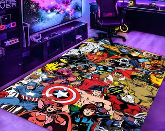 Może przedstawiać: Prostokątny dywan z kolażem postaci z komiksów Marvela. Dywan przedstawia tarczę Kapitana Ameryki, Spider-Mana, Hulka i innych bohaterów w żywych kolorach. Dywan umieszczony jest w pokoju gier.