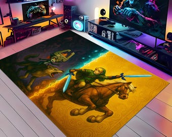 Puede incluir: Una alfombra rectangular con ilustraciones de la serie de videojuegos The Legend of Zelda. La alfombra representa a Link a caballo con una espada y un lobo con un personaje en su espalda. La alfombra tiene un fondo amarillo y negro.