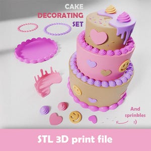 Può includere: Un set per decorare torte con una torta a tre piani, strati rosa e beige e dettagli di glassa viola. Il set include elementi decorativi come cuori, faccine sorridenti e zuccherini. Il testo sull'immagine recita "CAKE DECORATING SET" e "STL 3D print file."