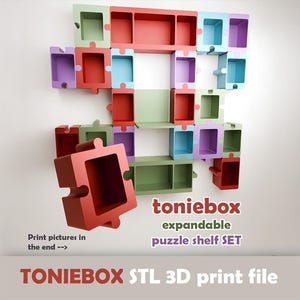 Pode incluir: Um sistema de prateleiras modulares de parede composto por unidades em forma de puzzle interligadas em vermelho, azul, verde e roxo. O texto diz: toniebox expandable puzzle shelf SET, Print pictures in the end -->, TONIEBOX STL 3D print file.