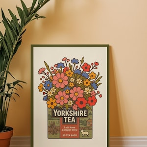 Könnte beinhalten: Gerahmter Druck mit einem bunten Blumenarrangement in Rosa, Rot, Blau und Gelb. Der Druck zeigt den Text "Yorkshire Tea" und "Let's have a proper brew". Eine kleine Illustration eines Schafs ist ebenfalls zu sehen.