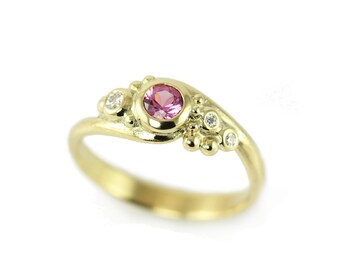 Gold ring with pink sapphire - A romantic universe