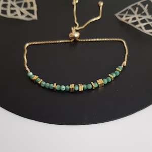 Puede incluir: Pulsera dorada con peque&ntilde;as cuentas verdes redondas y cuentas rectangulares doradas. La pulsera tiene una cadena ajustable y un peque&ntilde;o cierre redondo dorado.