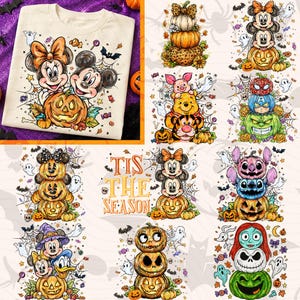 Può includere: Una t-shirt color crema con una grafica di personaggi dei cartoni animati con zucche, ragnatele e caramelle. Il design include varie pile di personaggi come Topolino e Minnie, Winnie the Pooh e altri, con il testo TIS THE SEASON.
