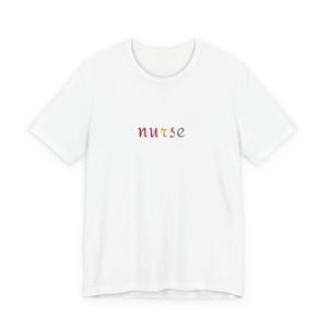 Krankenschwester Stickerei T-Shirt, medizinisches Geschenk Shirt, Unisex Jersey Top, Krankenschwester Geschenk, Doktor Krankenschwester Symbol T-Shirt