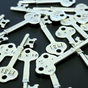 Hänge med 10 nycklar, nyckel med vingar, nyckelformat hänge, silverberlocker, klockhänge, metallhänge, nyckelsmycken, ZM326