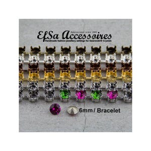 Könnte beinhalten: Nahaufnahme von Schmuckfassungen in Gold, Silber und Bronze, mit grünen und pinkfarbenen Kristallen. Ein loser, runder, dunkelrosa Kristall und ein silberfarbener Kristall sind ebenfalls abgebildet. Text: "EfSa Accessoires" und "6mm/Armband."