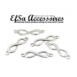 Könnte beinhalten: Silberfarbene Unendlichkeitszeichen-Anhänger. Jeder Anhänger hat an jedem Ende eine Schlaufe zum Befestigen an Schmuck. Das Bild enthält den Text "EfSa Accessoires Handmade fashion jewellery settings for Swarovski Crystals."