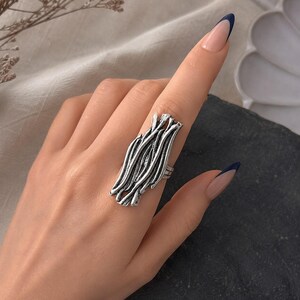 Antik Silver Lång Statement Ring Justerbar Organisk Brutalistisk Wrap Ring Skulpturala Smycken R1026