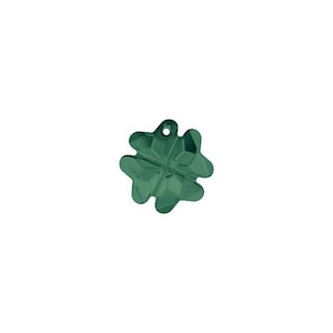 Può includere: Un ciondolo a forma di quadrifoglio verde smeraldo sfaccettato con un piccolo foro nella parte superiore per l'infilatura. Il quadrifoglio ha una finitura lucida ed è posto su uno sfondo bianco. Questo ciondolo è adatto per la creazione di gioielli.