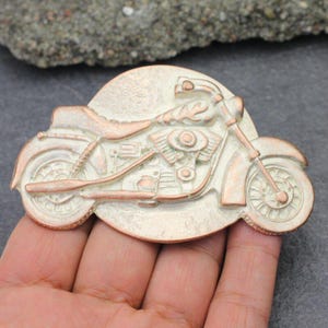 Roseperlmutt Belt Buckle Featuring Motorcycle Design, Shiny Rose Pearl Accent for Biker Fashion Lovers GS256rp