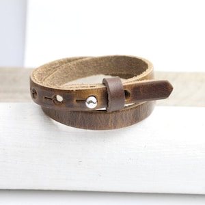 Mörkbrunt platt läderarmband med dubbelt omlott, knappstängning, glidande pärlbas, gör-det-själv unisex - LB43-01