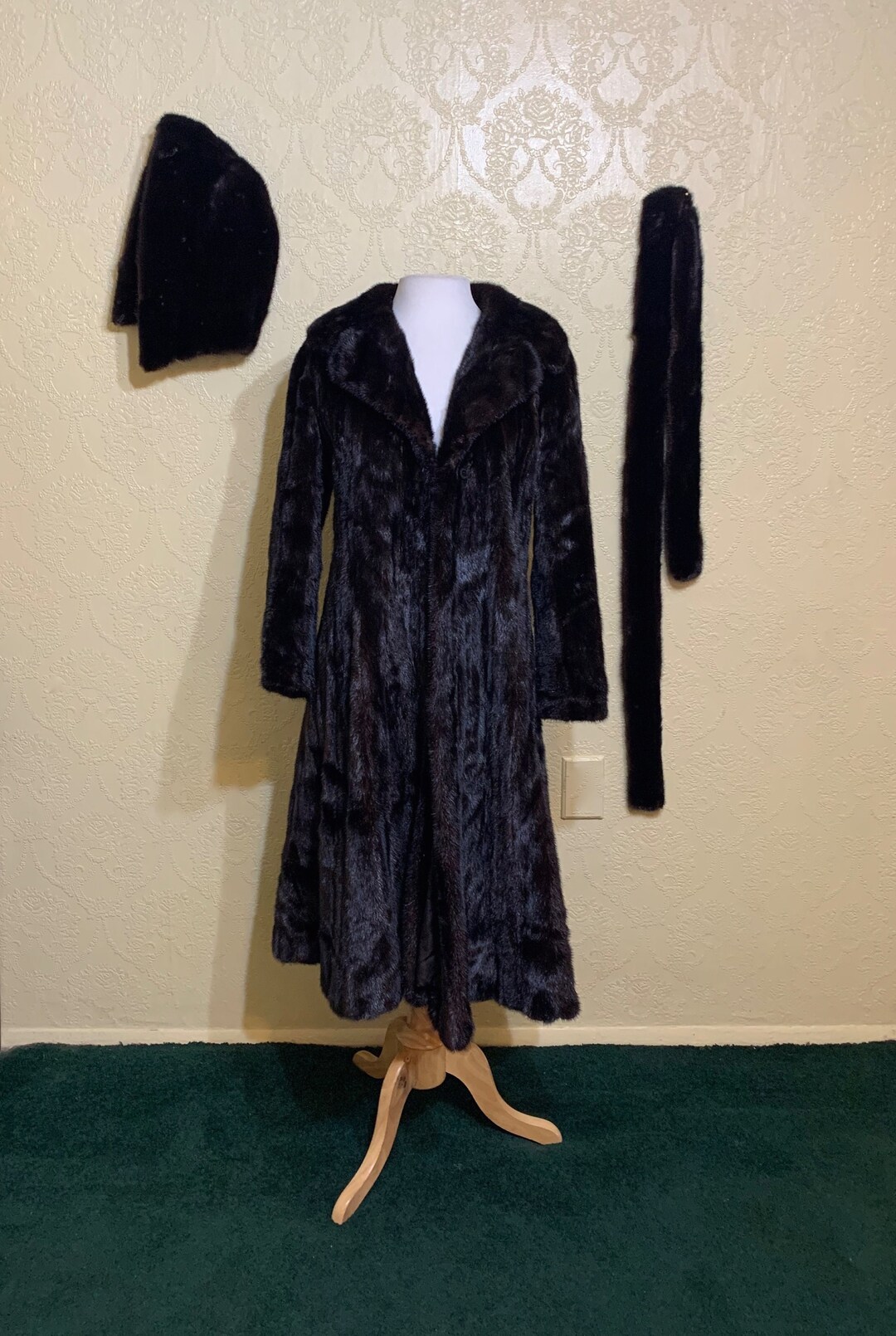 3 Piece Set Sale 200.00 off 3 Piece W/hood & Belt Size Small Beautiful Long Mink Coat BLACK
