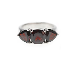 Anillo de tres piedras con granate rojo, anillo de promesa de plata de ley 925, anillo llamativo con piedra de nacimiento de enero, talla cojín y talla trillón, regalo para ella.