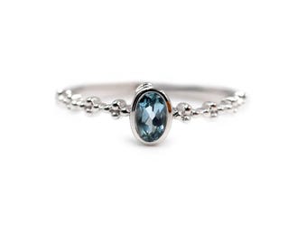 Anillo solitario de topacio azul suizo, anillo de plata de ley 925, anillo de piedra natal de diciembre, anillo de promesa de topacio ovalado, delicado regalo minimalista para ella.