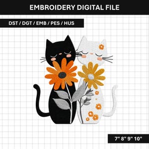 Könnte beinhalten: Stickdatei mit zwei stilisierten Katzen, eine schwarz und eine weiß, jede mit einer großen orangefarbenen und gelben Blume. Das Design enthält den Text "EMBROIDERY DIGITAL FILE" und Größenangaben von 17.78cm, 20.32cm, 22.86cm und 25.4cm.