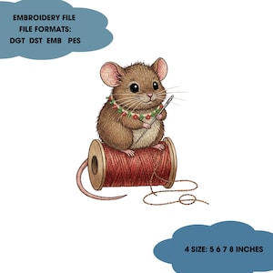 Könnte beinhalten: Illustration einer braunen Maus, die auf einer roten Garnrolle sitzt und eine Nadel hält. Die Maus trägt einen Blumengirlande. Text: EMBROIDERY FILE, FILE FORMATS: DGT DST EMB PES, und 4 GRÖSSEN: 12.7, 15.2, 17.8, 20.3 cm.