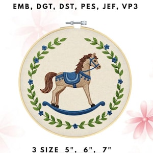 Könnte beinhalten: Ein gesticktes Schaukelpferd-Design in einem Holzreifen. Das Pferd ist beige mit einem blauen Sattel und Mähne, umgeben von einem grünen und blauen Blumenrand. Der Text oben lautet "EMB, DGT, DST, PES, JEF, VP3". Die Größen sind 12.7cm, 15.2cm und 17.8cm.