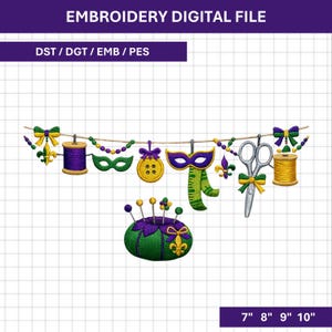 Könnte beinhalten: Eine digitale Stickdatei mit Mardi-Gras-Motiven. Das Bild zeigt ein Banner mit Garnrollen, Masken, Scheren und einem Nadelkissen. Das Banner ist etwa 18 bis 25 cm lang.