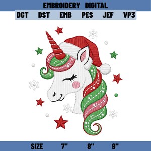 Könnte beinhalten: Digitales Stickdesign mit einem weißen Einhorn, das einen roten Weihnachtsmannhut trägt. Das Einhorn hat ein rot-grünes Spiralhorn und grün-rosa Haare. Rote Sterne und Schneeflocken umgeben das Einhorn. Verfügbare Größen: 17,78 cm, 20,32 cm und 22,86 cm.