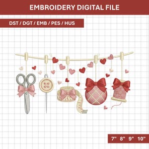 Könnte beinhalten: Digitales Stickmuster mit Näh-Themen. Enthält eine Schere mit rosa Schleife, einen Knopf, ein Maßband und eine Garnrolle, die an einer Wäscheleine mit Herzdekorationen hängen. Der Text "EMBROIDERY DIGITAL FILE" steht oben.