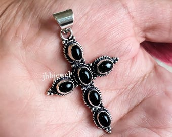 Handgemaakte ketting met een kruis van zwarte onyx en een Jezus-kruis van 925 sterling zilver.