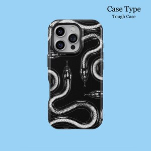 Può includere: Custodia per telefono con motivo a serpente in bianco e nero. La custodia rigida presenta un motivo ripetuto di illustrazioni dettagliate di serpenti su sfondo nero. Il testo "Case Type Tough Case" è visibile in alto a destra.