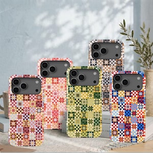 Könnte beinhalten: Fünf Smartphone-Hüllen mit einem sich wiederholenden geometrischen, quiltartigen Muster aus Sternen und karierten Quadraten. Jede Hülle zeigt eine einzigartige Farbpalette, darunter Rosa-, Orange-, Gelb-, Grün-, Blau- und neutrale Erdtöne.