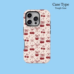 Op de afbeelding: Een stevige telefoonhoes met een herhalend patroon van rode kersen vastgebonden met strikken op een crèmekleurige achtergrond. De hoes heeft ook kleine stervormige accenten. De tekst "Case Type" en "Tough Case" staat bovenaan.