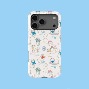 Pode incluir: Capa de telefone branca com um padrão repetido de gatos de desenho animado com laços, novelos de lã e plantas em vasos. Os gatos têm detalhes em azul, vermelho e amarelo. A capa tem um recorte para a câmera.