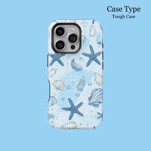 Op de afbeelding: Een stevige telefoonhoes met een blauw en wit patroon van schelpen en zeesterren. De hoes heeft een verscheidenheid aan schelpen en zeesterren in een herhalend ontwerp op een lichtblauwe achtergrond. De tekst "Case Type Tough Case" is zichtbaar.