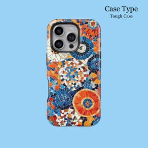 Può includere: Una custodia per telefono resistente con un design a mosaico. La custodia presenta un motivo colorato di forme arancioni, blu, bianche e gialle. Il testo "Case Type Tough Case" è visibile in alto.