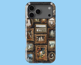 Può includere: Custodia per telefono nera con un collage di dipinti incorniciati con figure di fantasmi. Le cornici dorate e i dipinti vintage risaltano su uno sfondo scuro e strutturato. Un tema spettrale.