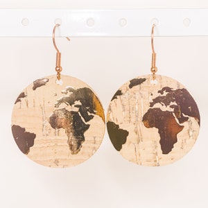 Boucles d'oreilles carte du monde, boucles d'oreilles de voyage, boucles d'oreilles en cuir végétalien, boucles d'oreilles tendance Afrique, boucles d'oreilles globe, cadeau de voyage pour femme, boucles d'oreilles en liège